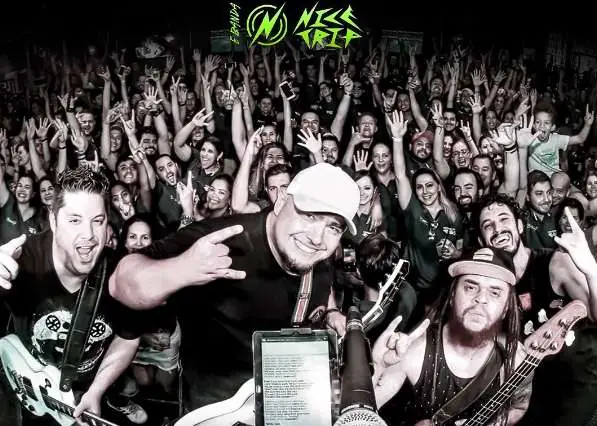 Banda Nice Trip com o público no fim de um show