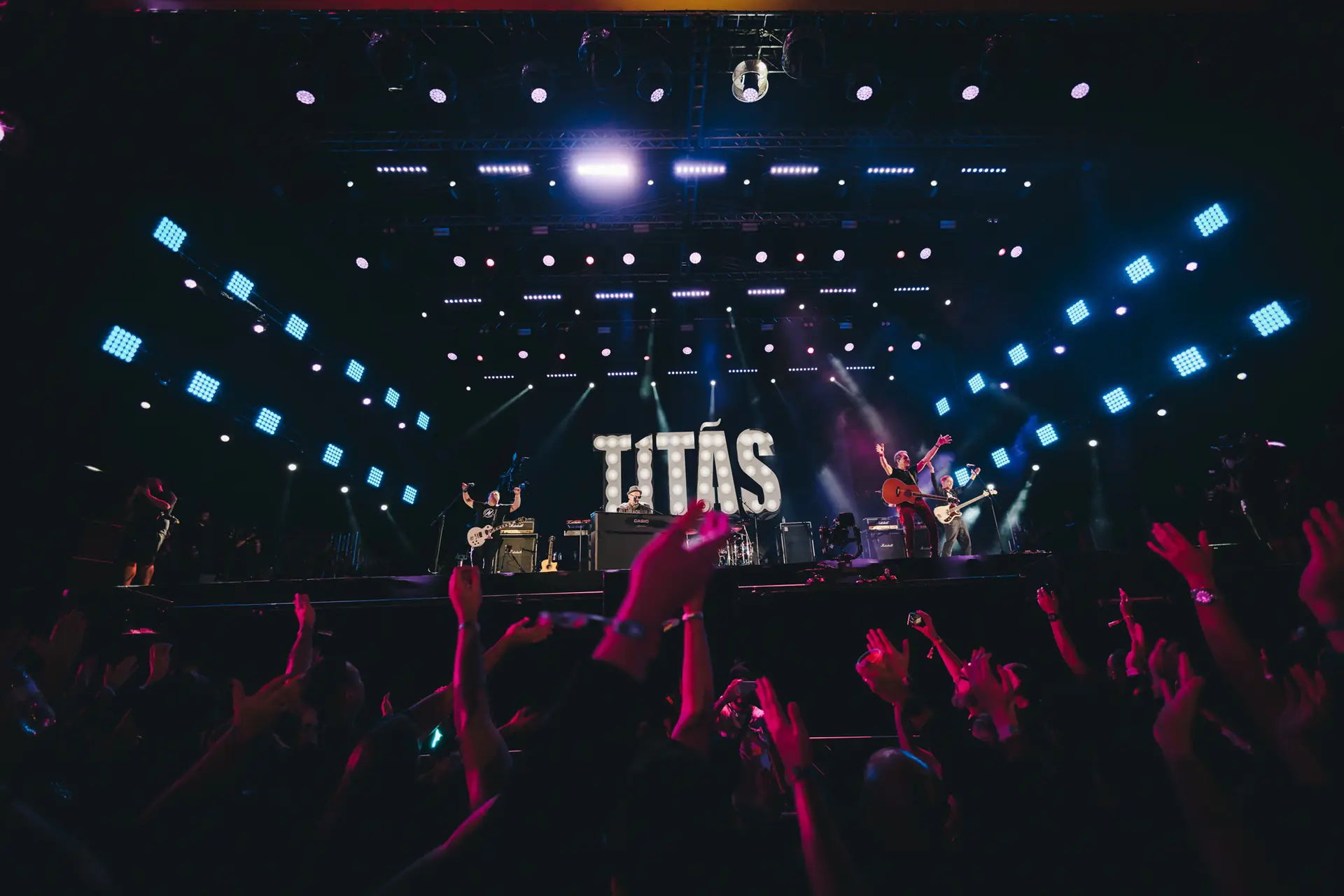 Show dos Titãs no João Rock com o público de mãos para cima