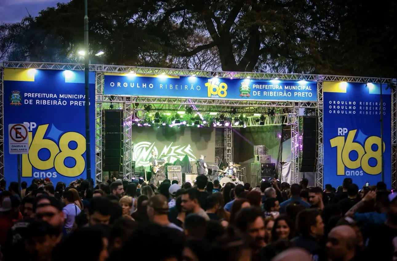 Banda Nice Trip no palco do aniversário de 168 anos de Ribeirão Preto