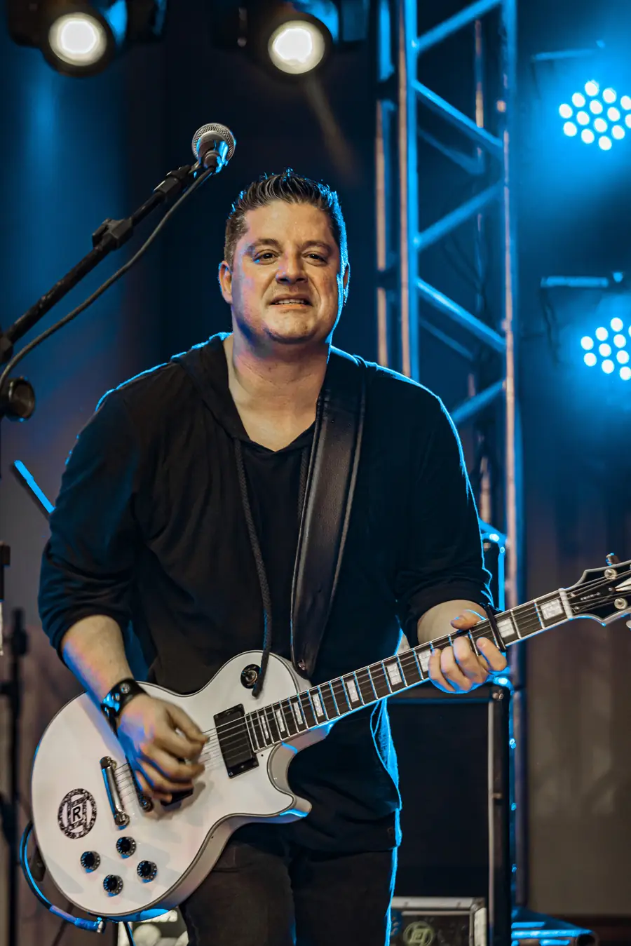 Tiago Adorno tocando guitarra no palco