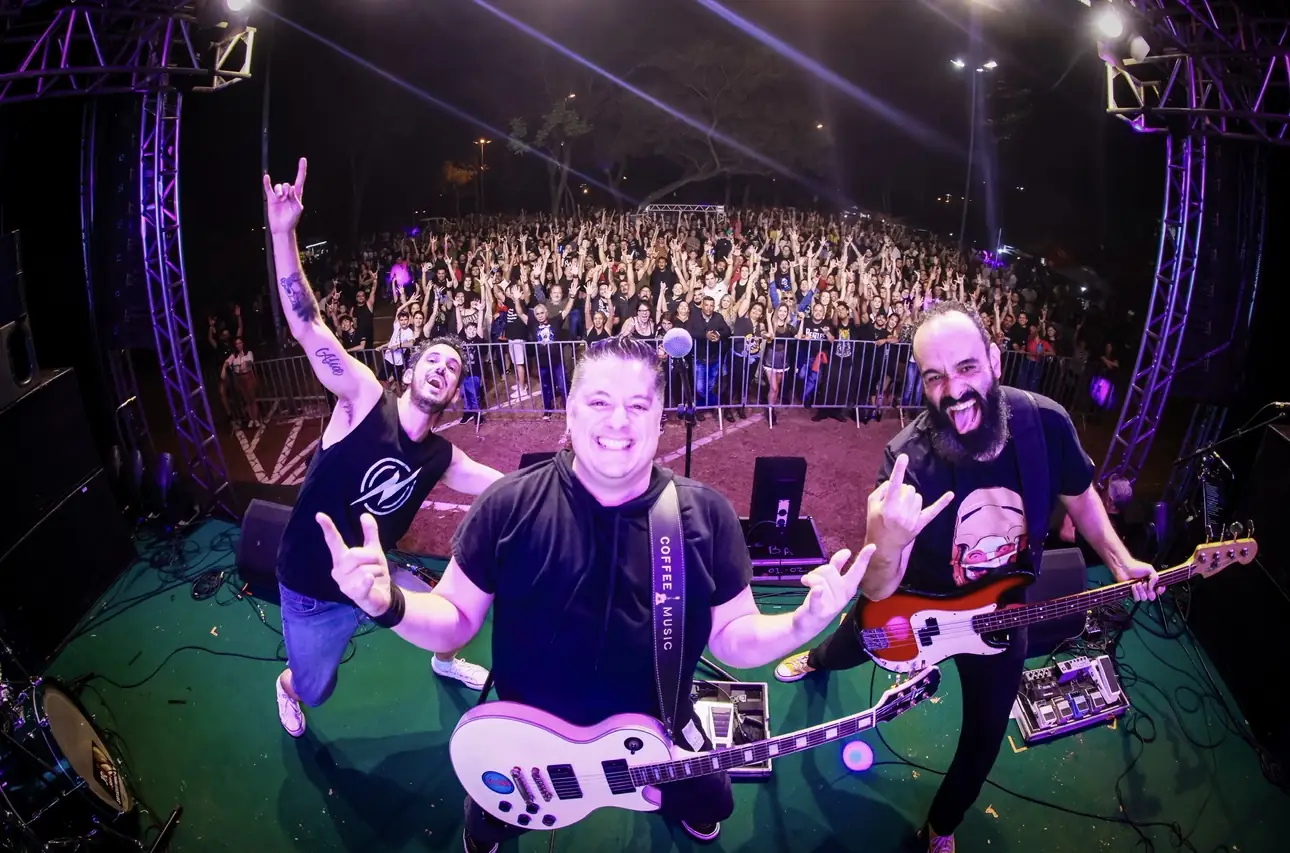 Tiago Adorno com a banda Nice Trip no palco, com o público ao fundo