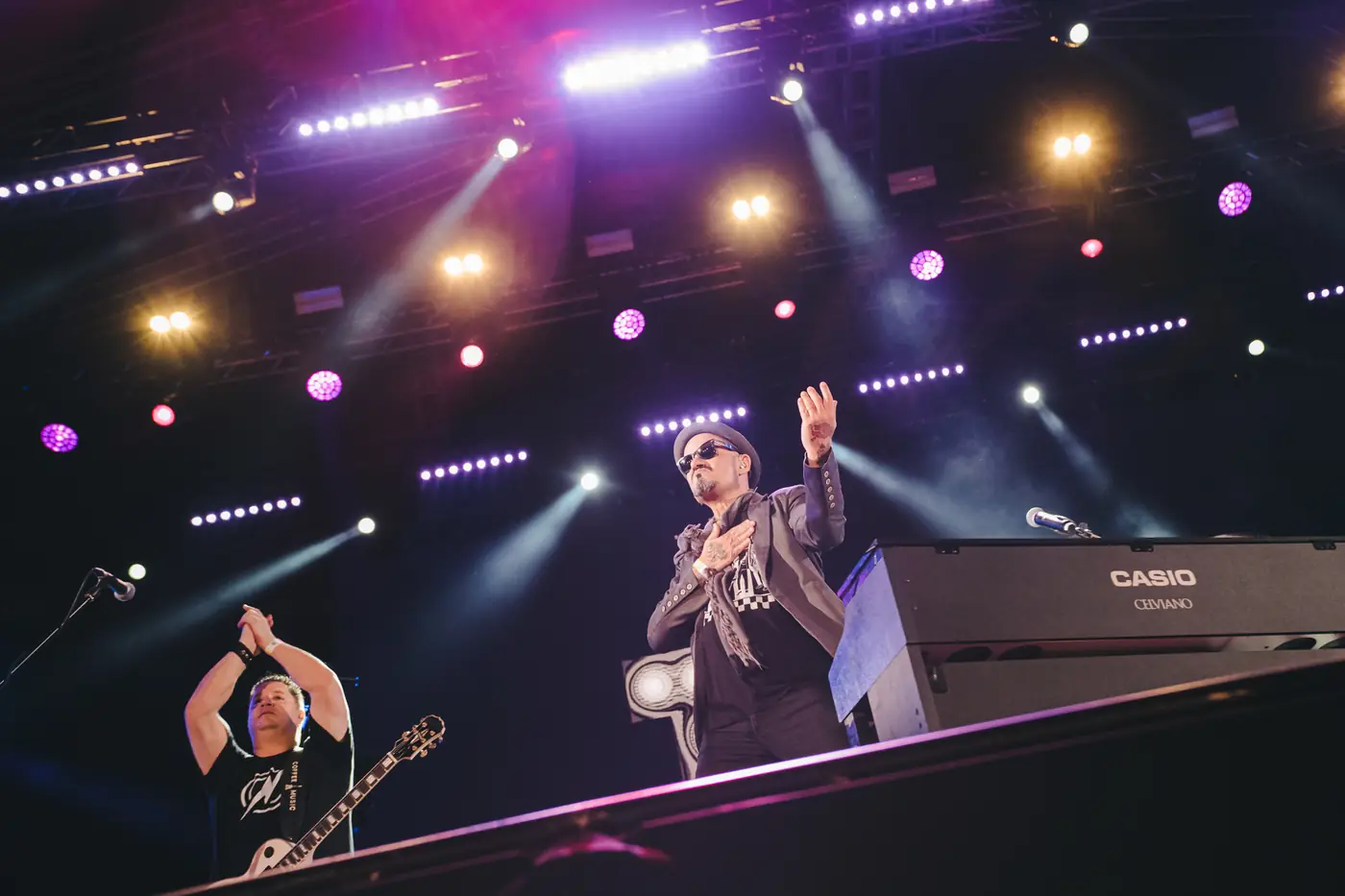 Tiago Adorno e Sérgio Britto no palco do João Rock com os Titãs
