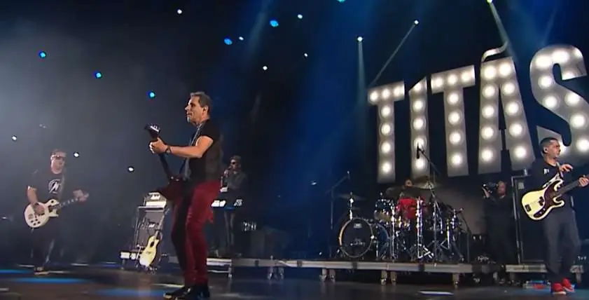 Titãs no palco com Tiago Adorno na guitarra